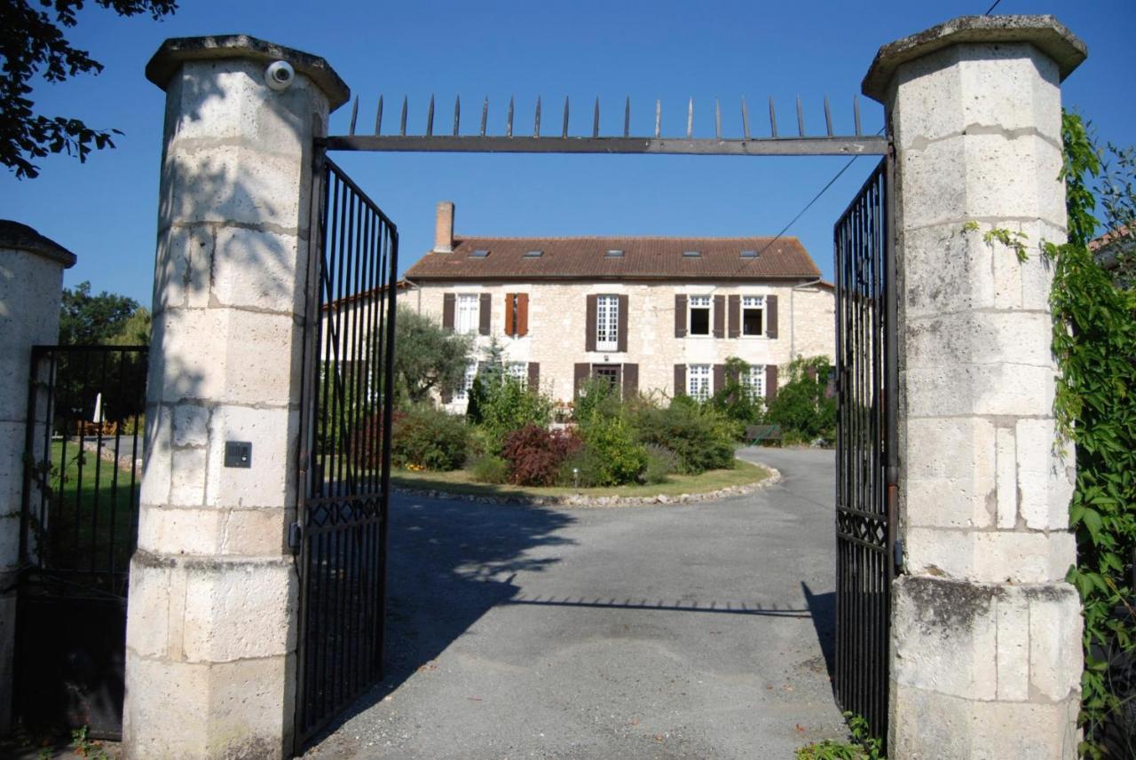 לינה וארוחת בוקר Neuvicq-Montguyon Le Logis Des Quatre Puits מראה חיצוני תמונה
